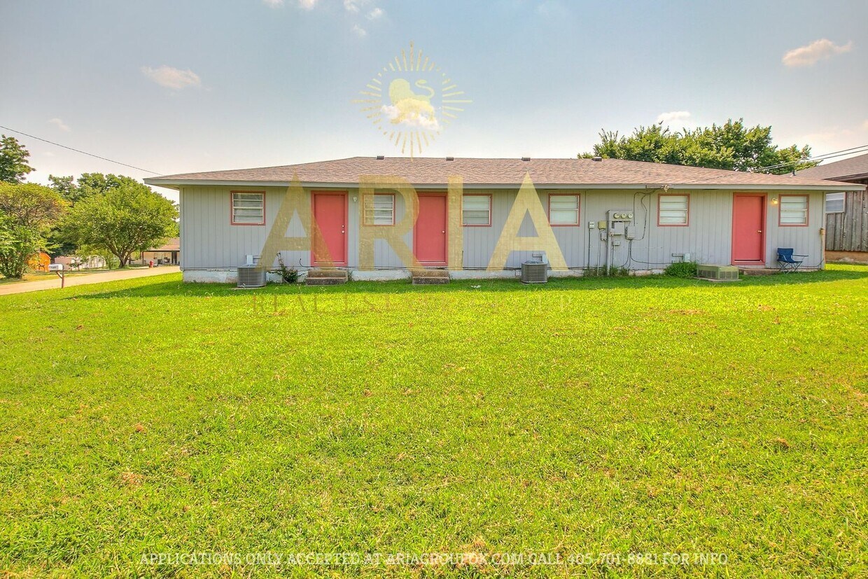 Primary Photo - 2 Bed/1 Bath Unit in Noble - Available for...