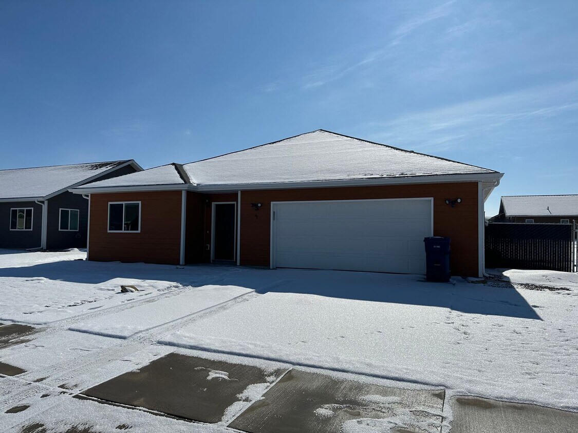 Foto principal - 48 41 Ave NW