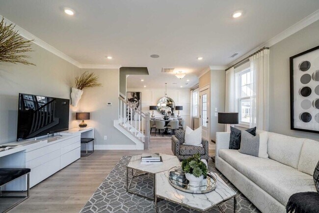 Building Photo - 3 Bedroom 2.5 Bathroom End Unit Townhome w...