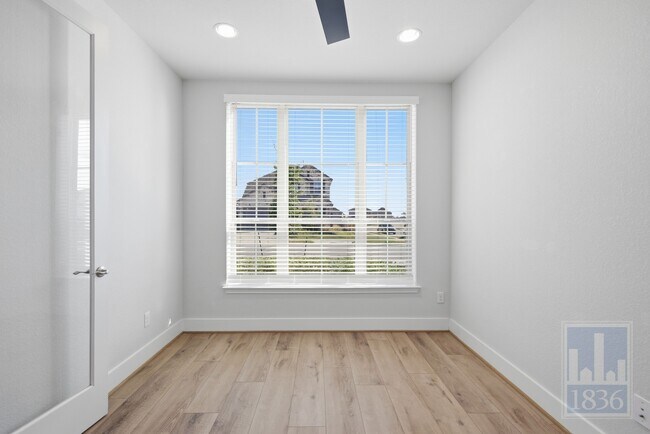 Building Photo - 216 Monrovia Wy