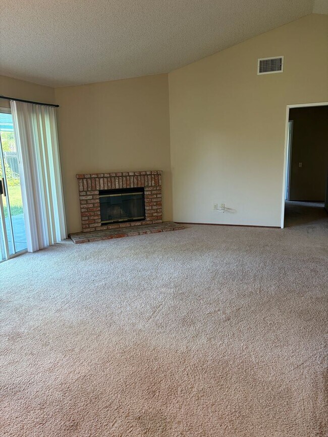 Building Photo - Rare 3 Bed / 2 Bath with Huge Backyard!