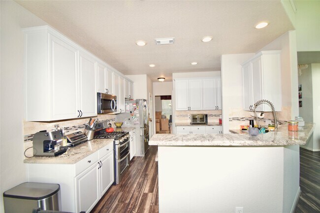 Building Photo - 10403 Village Lake Dr