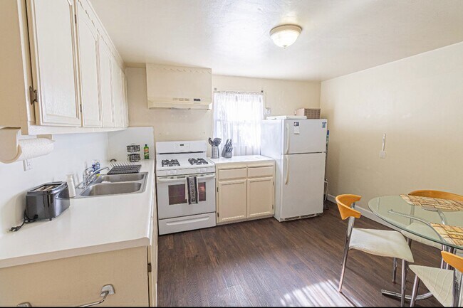 Building Photo - 8459 La Mesa Blvd