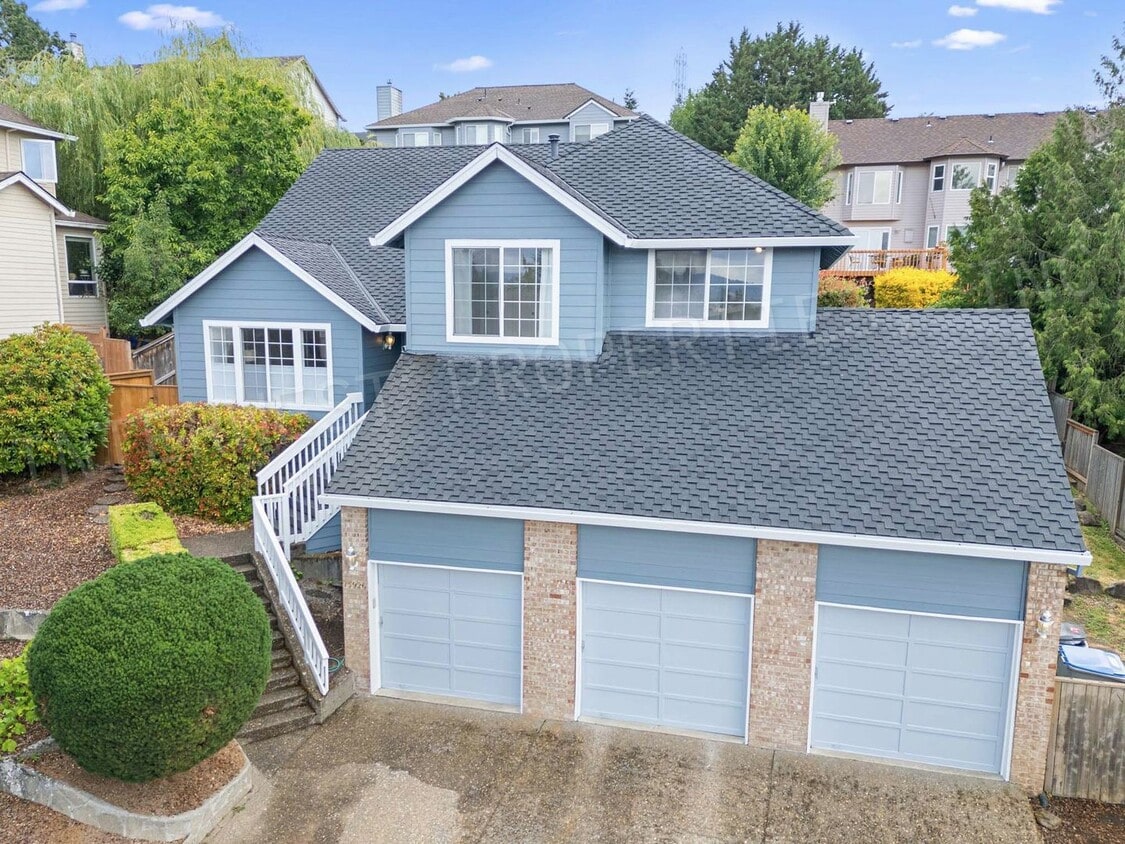 Foto principal - 4+ Bedroom Tigard Home With a Beautiful Vi...