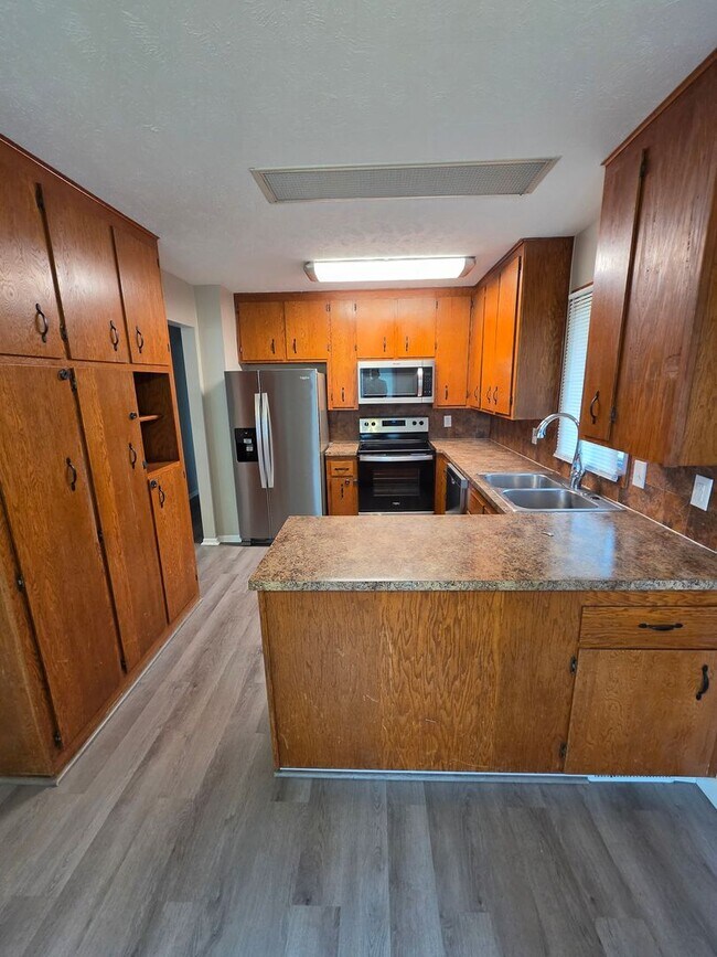 Foto del edificio - 3/2/1 newly remodeled with a fenced in backyard