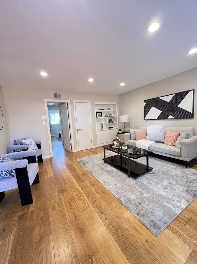Building Photo - 3001 Los Prados St