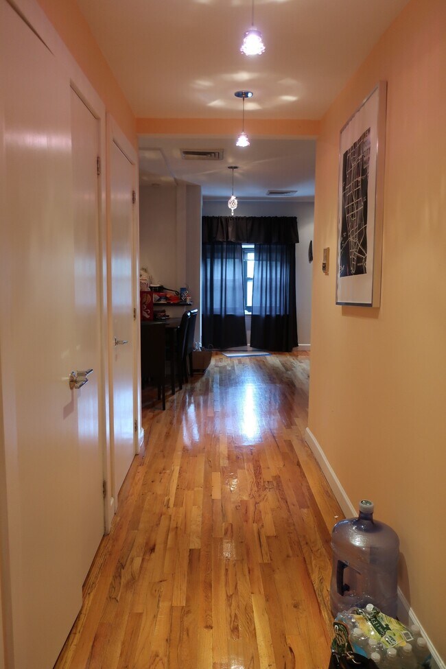 Foto del edificio - 62-10 Woodside Ave