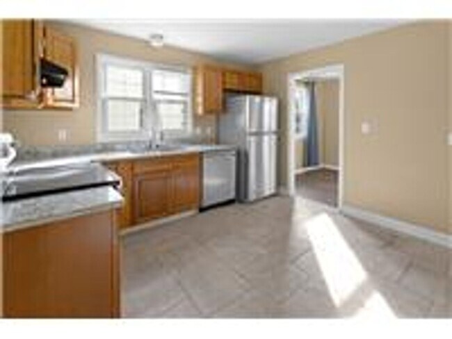 Building Photo - 3 Bed 1 Bath Home for Rent in Hampton!