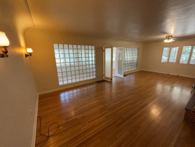 Building Photo - Retro 50's style home all on one level in ...