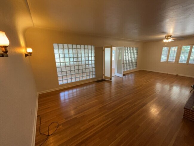 Foto del edificio - Retro 50's style home all on one level in ...
