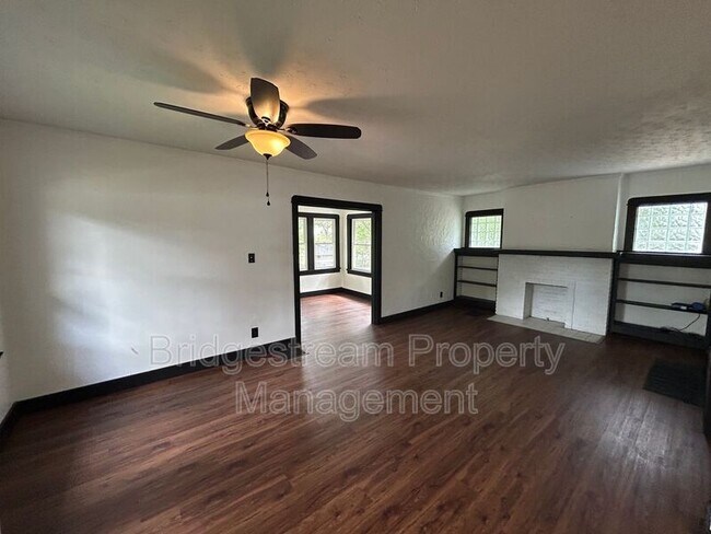 Foto del edificio - 216 W Hillcrest Ave