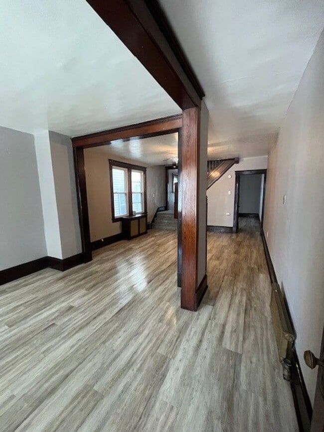 Building Photo - 4 Bedroom 1 Bath