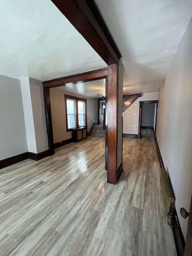 Foto del edificio - 4 Bedroom 1 Bath