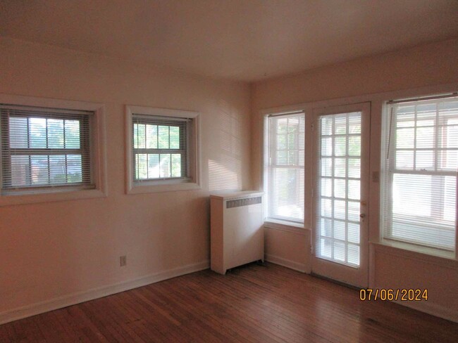 Building Photo - Available August 2025 Large Remodeled 1 Be...