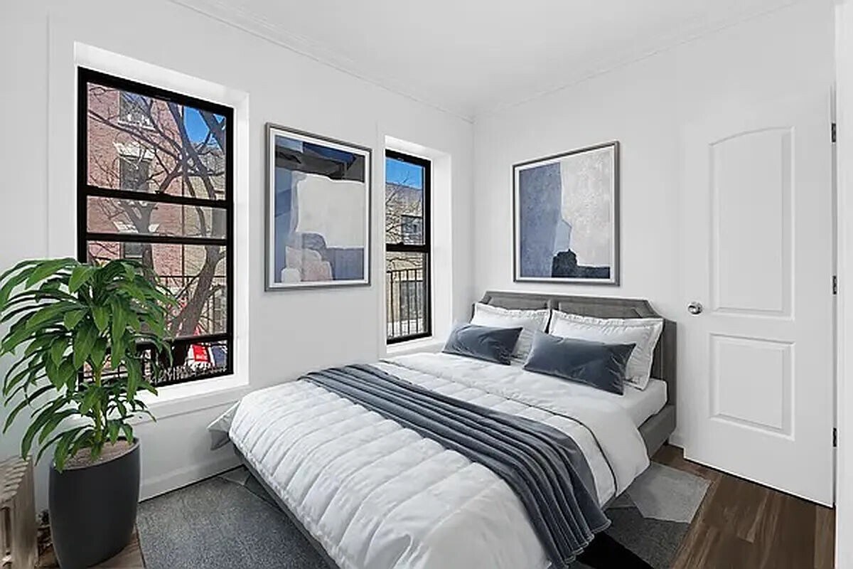 Primary Photo - 218 Thompson Street