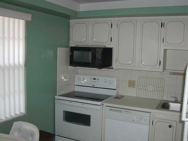 Building Photo - 1030 Country Club Dr