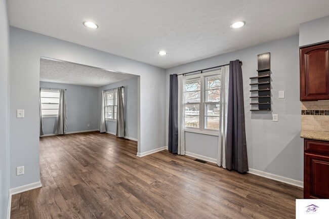 Building Photo - WELCOME HOME! AVAILABLE NOW!