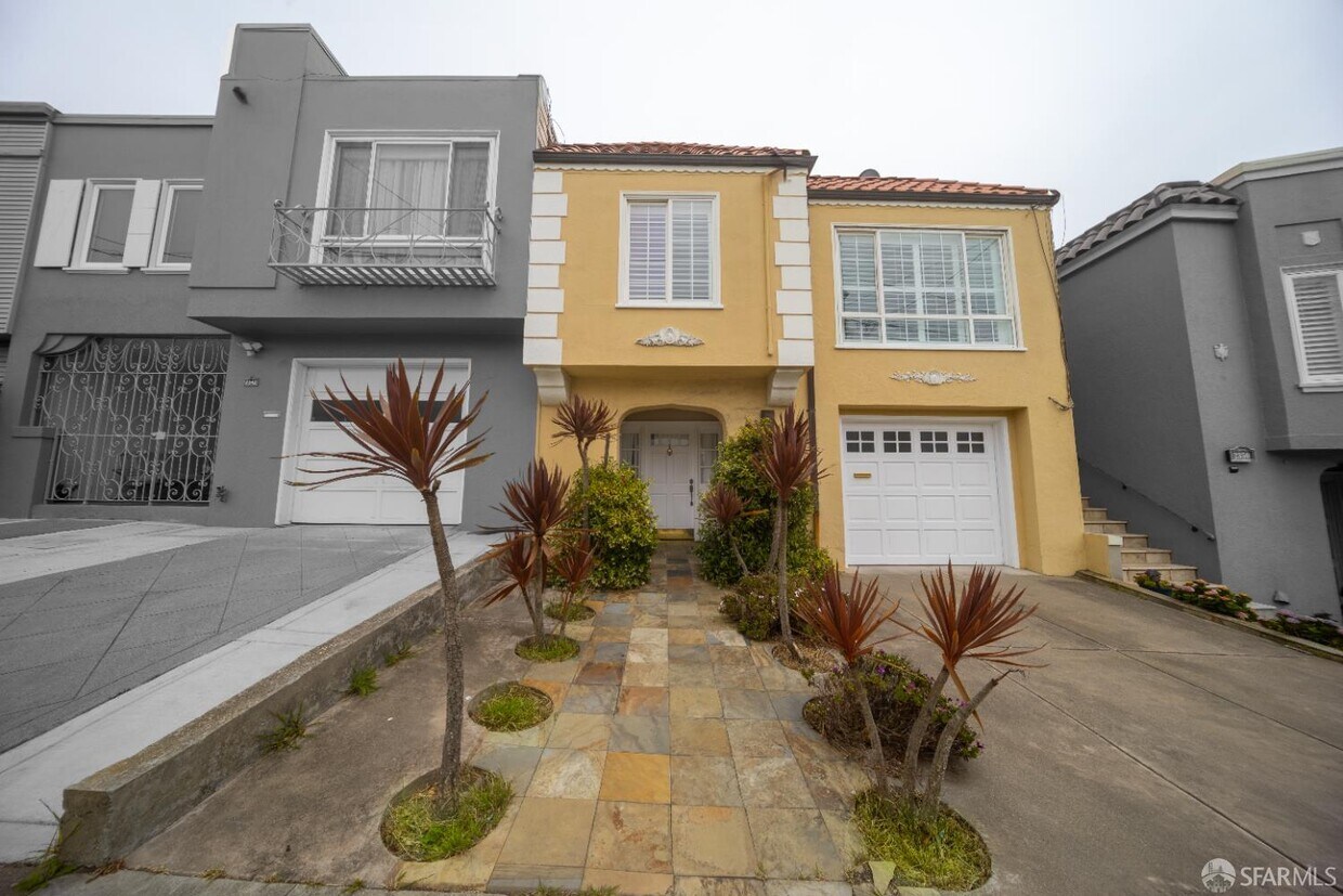 Primary Photo - 2346 33rd Ave