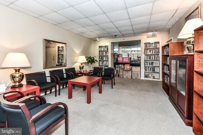 Foto del edificio - 1600 N Oak St