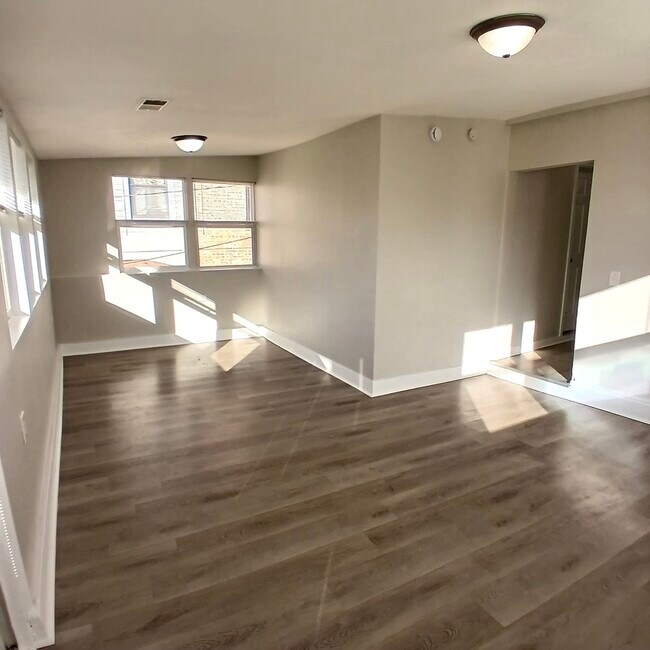 Foto del edificio - 2108 N Keeler Ave