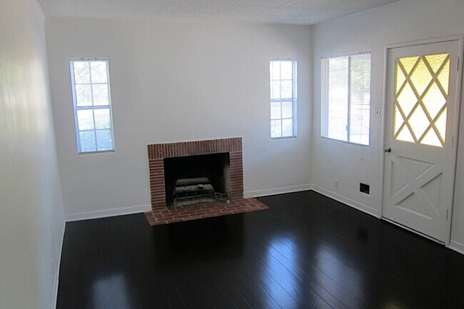 Sala de estar - 4927 Forman Ave