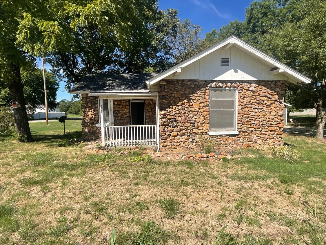 Primary Photo - 2 bedroom, 1 bathroom rock home located in...