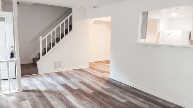 Foto del edificio - Spacious And Renovated 3 Bed 2 Bath Interi...