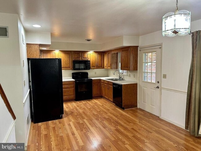 Building Photo - 2363 McCleary Dr