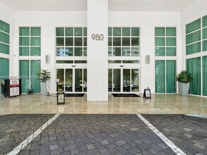 Building Photo - 950 Brickell Bay Dr