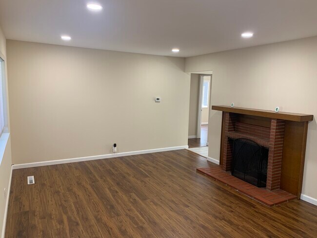 Living room - 4931 Alan Ave