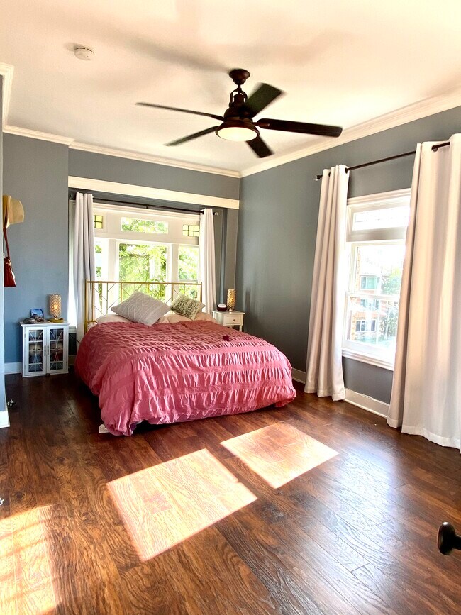 Cama del dormitorio principal: cómoda cama tamaño queen - 1030 E Ocean Blvd