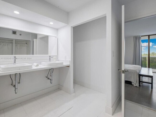 Building Photo - 20505 E Country Club Dr