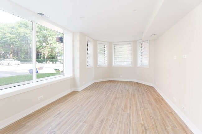Building Photo - 5200 N Leavitt St