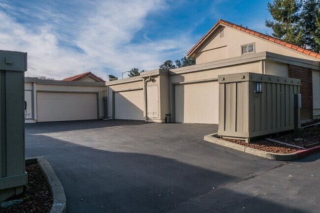 Photo - Welcome to this charming 3 bedroom, 2 bath... Apartment