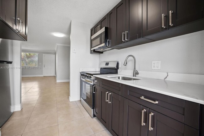Foto del edificio - 850 E Commercial Blvd