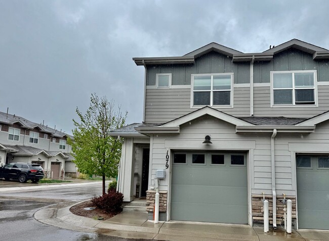 Building Photo - Wonderful End Unit 2 Bed/2.5 Bath Townhome...
