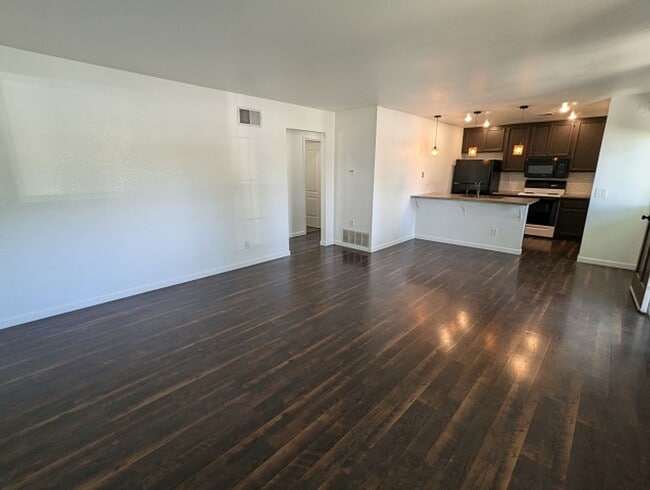 Building Photo - 2 Bedroom-1 Bathroom Condo in Santee (Tras...