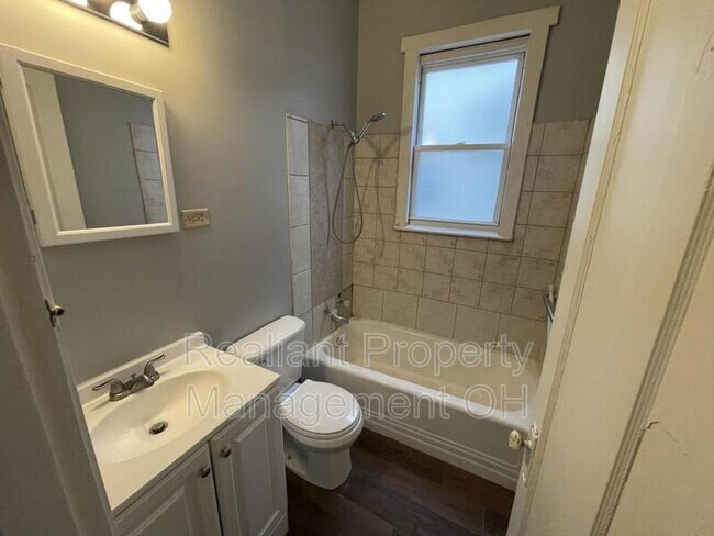 Foto del edificio - 2432 Robertson Ave