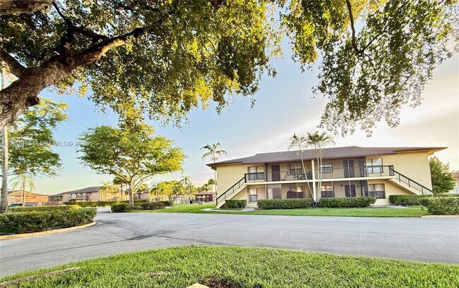Foto del edificio - 10016 Winding Lake Rd