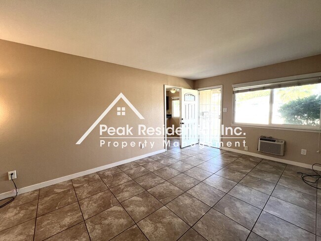 Foto del edificio - Wonderful 2bd/1ba Duplex with 1 Car Garage