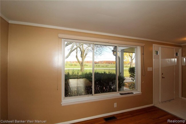Foto del edificio - 1272 E Square Lake Rd