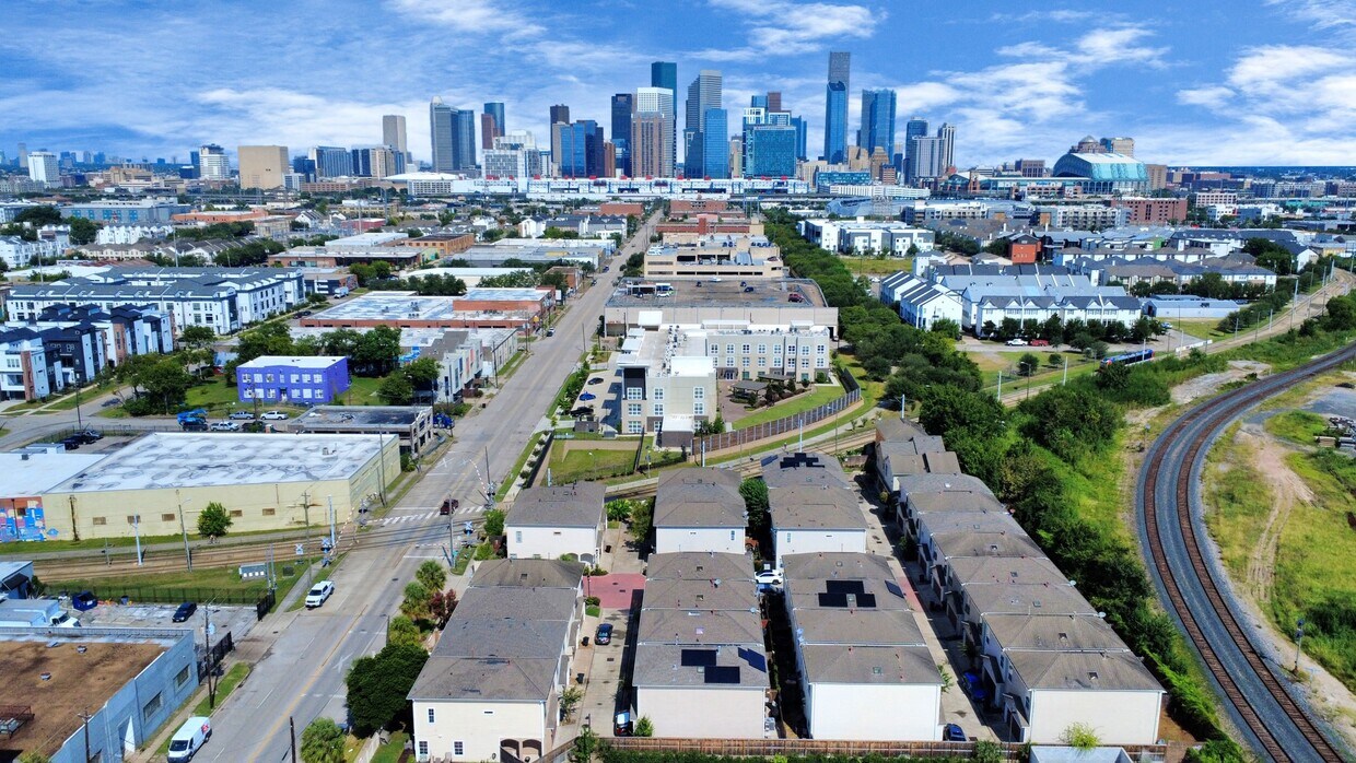 Foto del edificio - 917 McKinney Park Ln
