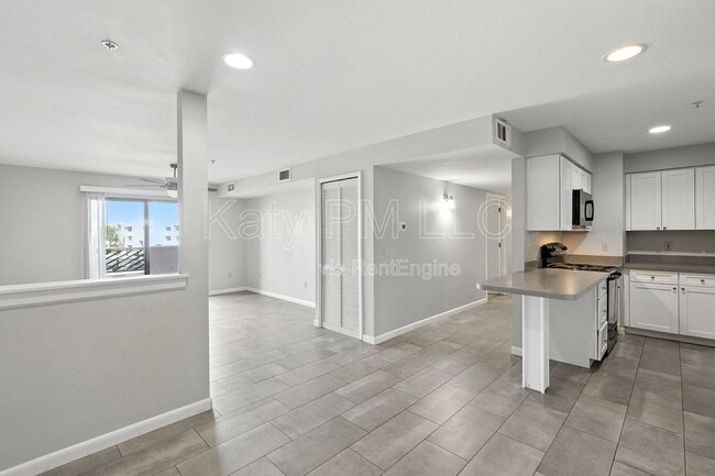 Building Photo - 1005 E 8th St