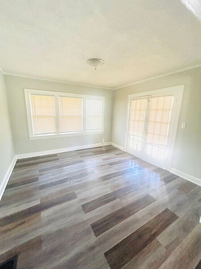 Building Photo - 3 BEDROOM HOME AVAILABLE IMMEDIATELY!