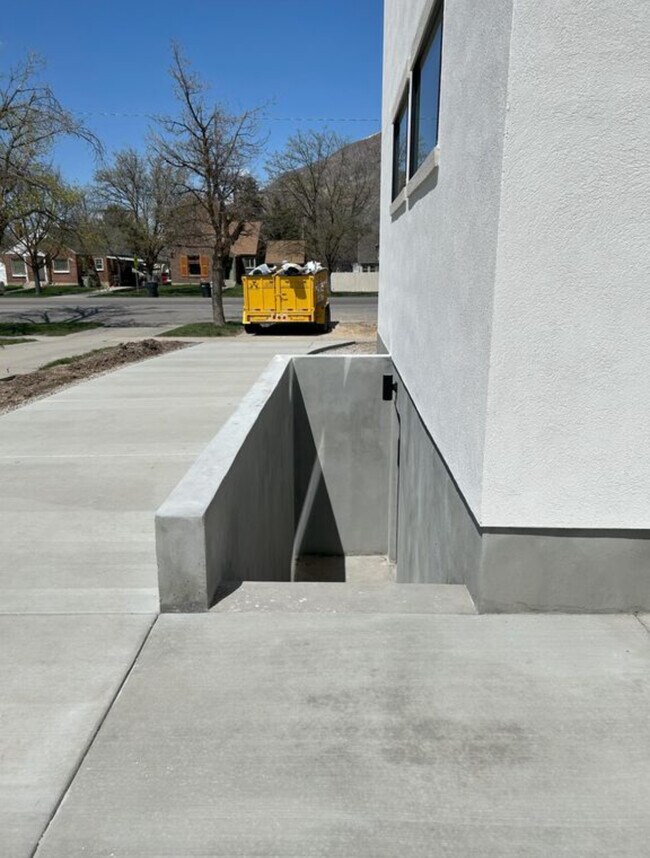 Foto del edificio - 288 E Center St