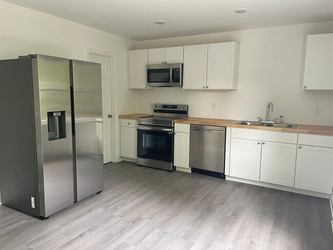 Building Photo - 3 bedroom / 1 bath apartment (upstairs) Cu...