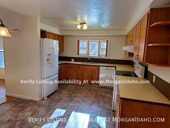 Foto del edificio - Plenty of storage, sun room, and more!