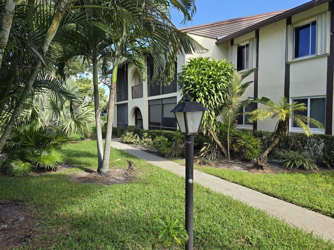 Foto principal - 3531 Pine Tree Ct