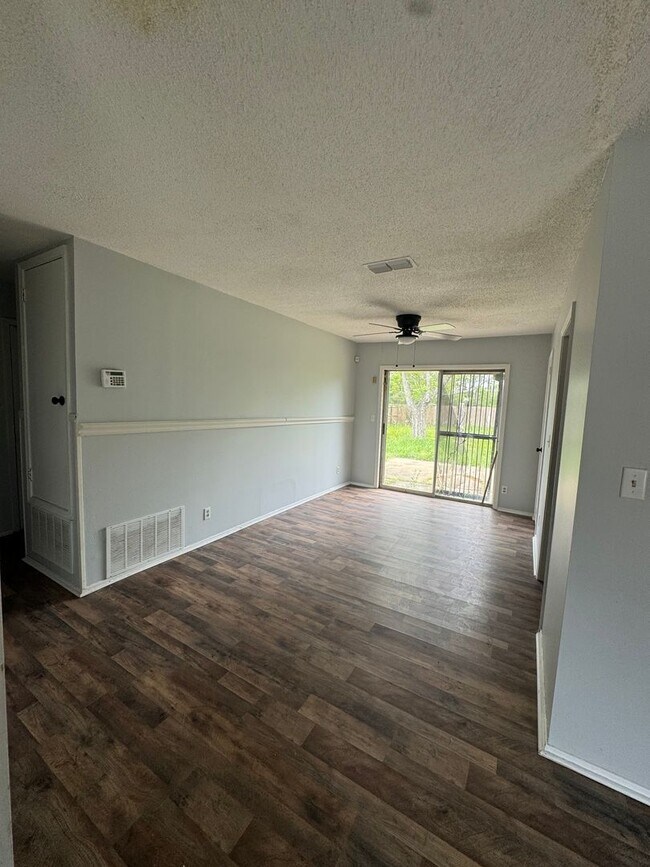 Foto del edificio - 6105 Cherry Hill Rd