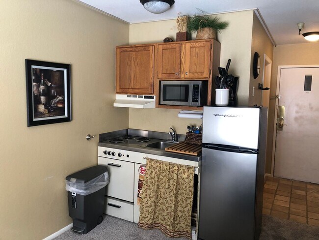 Building Photo - Carriage House Studio